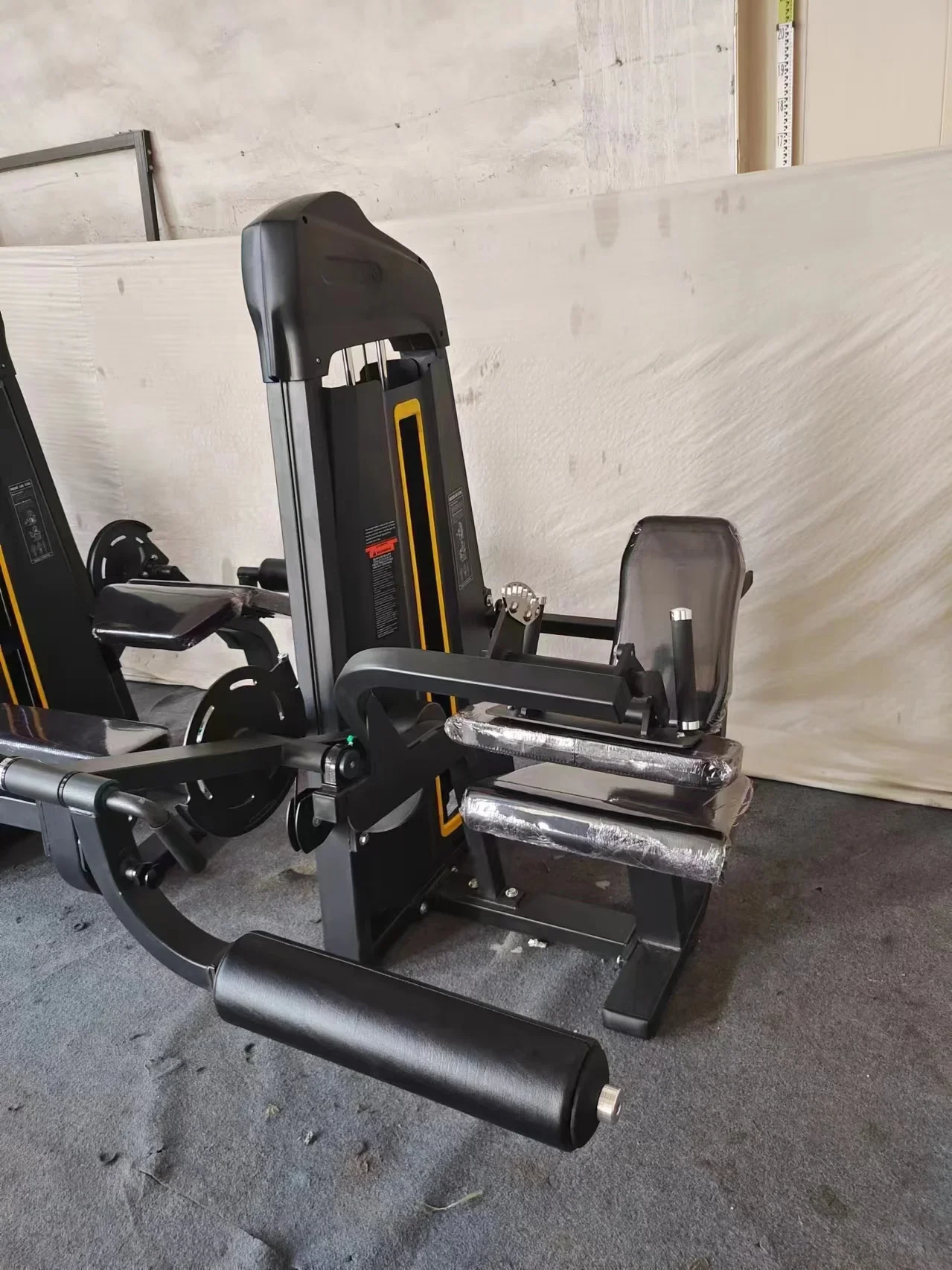 معدات اللياقة البدنية في صالة  - مراجعة Home Gym Leg Extension وسعره
