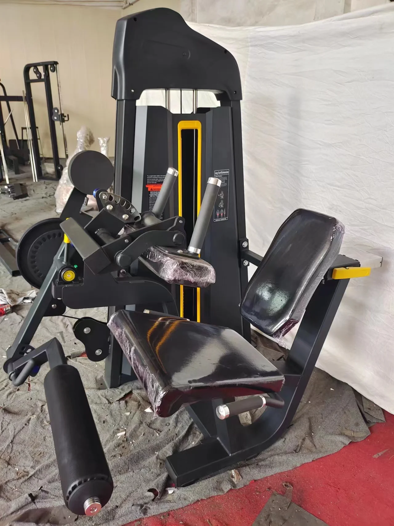 معدات اللياقة البدنية في صالة  - مراجعة Home Gym Leg Extension وسعره